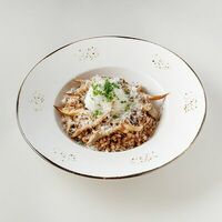 Гречневая каша с яйцом пашот и пармезаном в Buana cafe