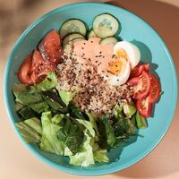 Боул с лососем, киноа, яйцом, томатами черри, авокадо, огурцом и чукой в Coffee Cake