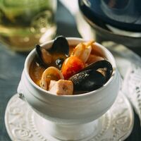 Cуп из морской рыбы и морепродуктов в Mama Roma