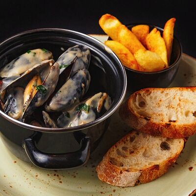 Мидии с картофелем фри в соусе Дорблю в Кабуки по цене 790