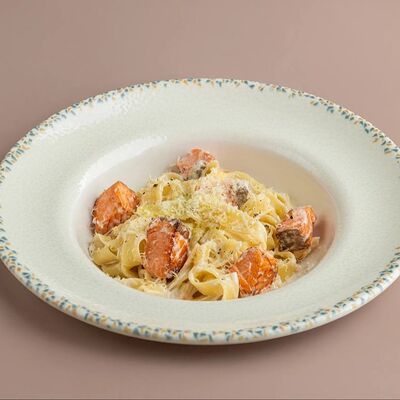 Фетучини с лососем в сливочном соусев Истории по цене 880 ₽