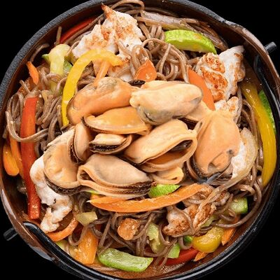 Гречневая лапша с морским коктейлем в Crazy Brothers! 4-х этажная Пицца по цене 500 ₽