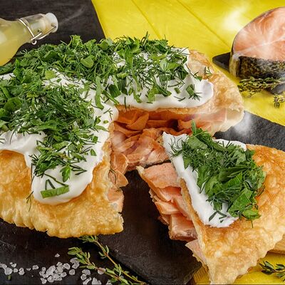 Пирог с красной рыбой в Чебурекми по цене 950 ₽