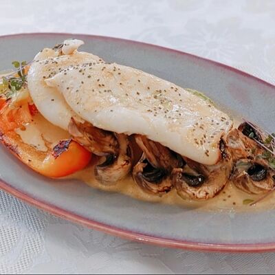 Кальмар на гриле с овощами и пряным кокосовым соусом в Ойкумена по цене 930 ₽