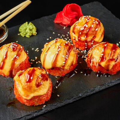 Запеченный ролл Сырные бомбы в Суши Палки по цене 330 ₽