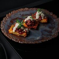 Тартар из говядины на хашбрауне в Inside