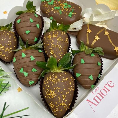 Новогодний набор из клубники в шоколаде и чизкейков №1 в Con Amore по цене 2190 ₽