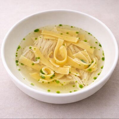 Куриный бульон с домашней лапшойв УГОДНИКИ по цене 507 ₽