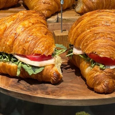 Круассан Цезарьв Premium bakery Andre по цене 699 ₽