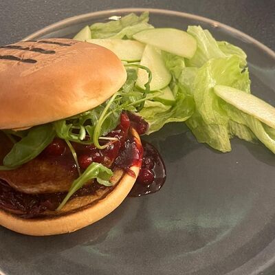 Бургер с уткойв Эрмитаж по цене 700 ₽