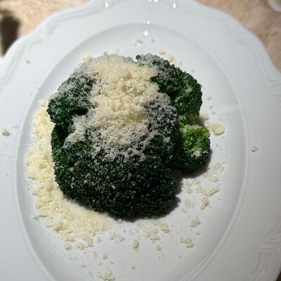 Брокколи с пармезаном в P4 по цене 590 ₽