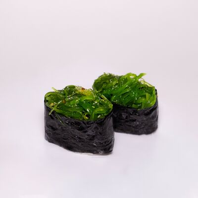 Гункан с водорослями чука в Пара палок по цене 200 ₽