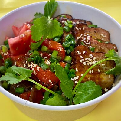 Жареный рис со свиной грудинкой, сладким перцем и помидорами в Умами по цене 760 ₽