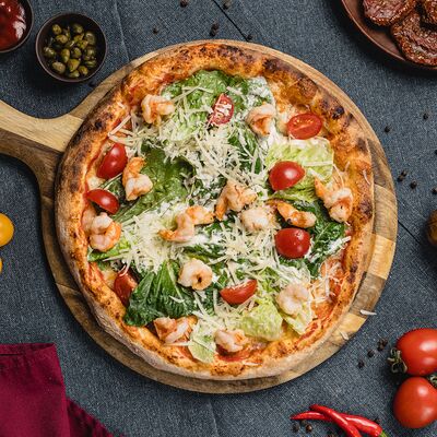 Пицца Цезарь с креветками в Суши & Саке Izakaya Bar по цене 1431 ₽