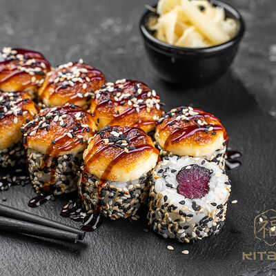 Запеченный ролл в кунжуте с тунцом в Kitana по цене 522 ₽