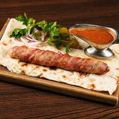 Люля-кебаб из курицы с сыром в беконе в Паб старый чемодан по цене 820 ₽