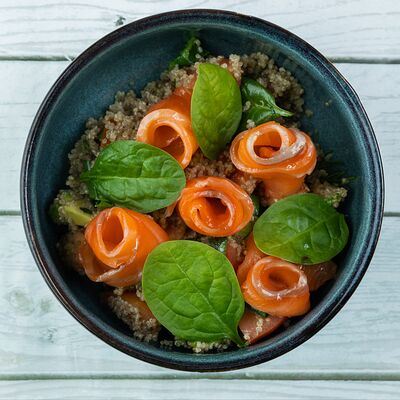 Салат со слабосоленым лососем в Хорошие руки Рыба по цене 1150 ₽