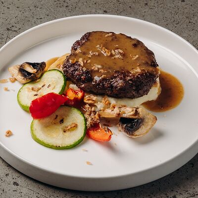 Бифштекс с печеными овощами и картофельным пюре в Penny по цене 950 ₽