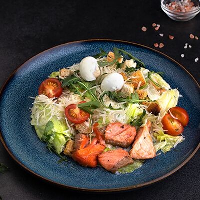 Салат Цезарь с семгой в Мангал мастер по цене 550 ₽