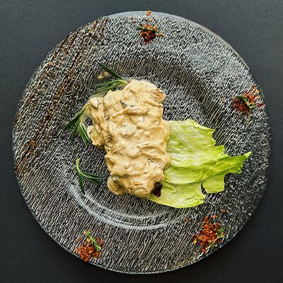 Куриная грудка под сливочно-грибным соусом в Трюфель по цене 520 ₽