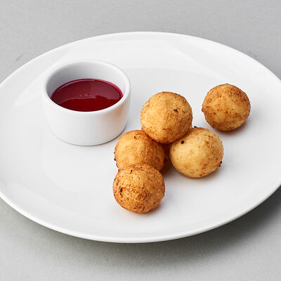 Сырники с малиновым соусом в Mojo по цене 340