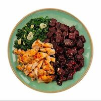 Филе бедра куриное, запеченное с гарниром из свеклы и шпината в Азбука Вкуса Экспресс Меню