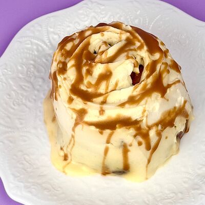 Синнабон с мисо-карамельюв Просто Азия x Десертория по цене 380 ₽