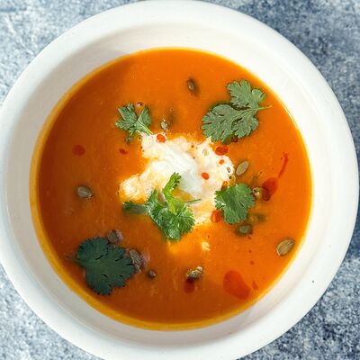 Тыквенный суп с карри, сыром Страчателла и тыквенными семечками в Food market skolkovo по цене 550 ₽