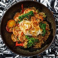 Жареный рис с креветками и шпинатом в Skybar