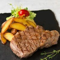 Стейк из cвинoй шеи в Friends cafe and bar