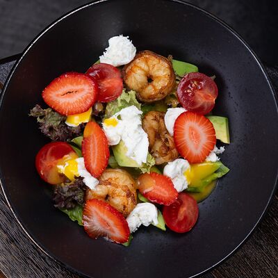 Салат с тигровыми креветками, моцареллой и клубникой в Tangiers Lounge по цене 1080 ₽