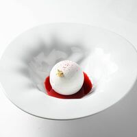 Десерт Анна Павлова с ягодами в Capo Ristorante