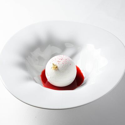 Десерт Анна Павлова с ягодами в Capo Ristorante по цене 800 ₽