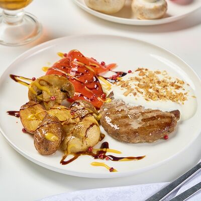 Бифштекс из говядины с перечным соусом и овощами гриль в Prosto кофе & кухня по цене 900 ₽