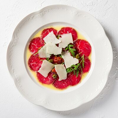 Карпаччо из говядины с каперсами и вяленными томатами в Шале Берёзка по цене 880 ₽