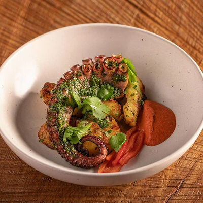 Осьминог с печеным картофелем и соусом из паприки в Горыныч по цене 1880 ₽