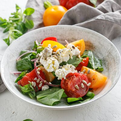Салат из щавеля со спелыми томатами, творогом надуги и ароматным маслом в Пряности & Радости на Васильевском по цене 490