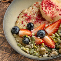 Злаковая каша, ягоды, орехи в Айна