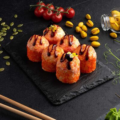 Hot запеченный ролл с лососем и креветкой в Веселый Самурай Sushi Premium по цене 945 ₽