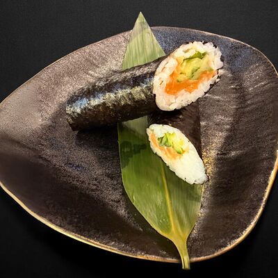 Закуска: Хэнд ролл с лососем в Singapore Premium по цене 210 ₽