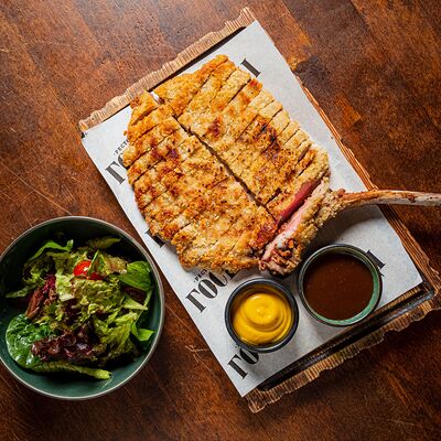 Шницель-томагавк из телятины с фреш-салатом и двумя соусами в Гости Рестопаб по цене 75 р.