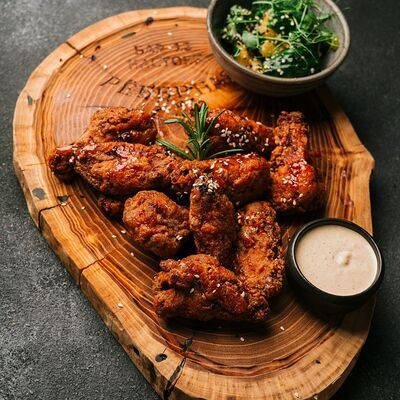 Фирменные куриные крылья 600 гр в Рёберная - Бар 12 по цене 1299 ₽