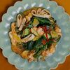 Салат с морепродуктами, авокадо и соусом том ям в Куркума по цене 830