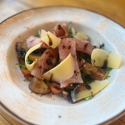 Салат с карамелизированными грибами и прошутто в 30 см по цене 590 ₽