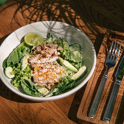 Салат с цыпленком из печи, огурцом и авокадо в Myst по цене 1050 ₽