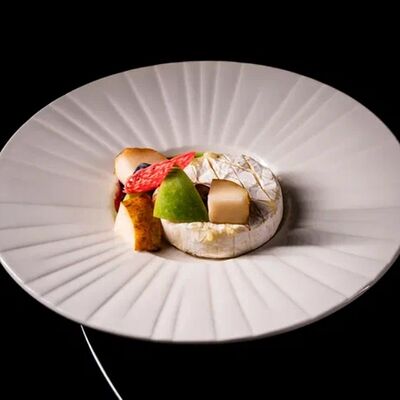 Запеченный камамбер с фруктамив Soul&Spirits по цене 1024 ₽