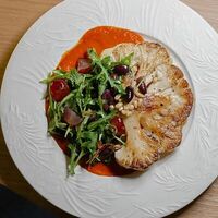 Стейк из цветной капусты с кремом из печёных перцев в Особняк