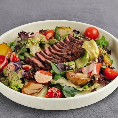 Стейк-салат с говядинойв В угли по цене 760 ₽