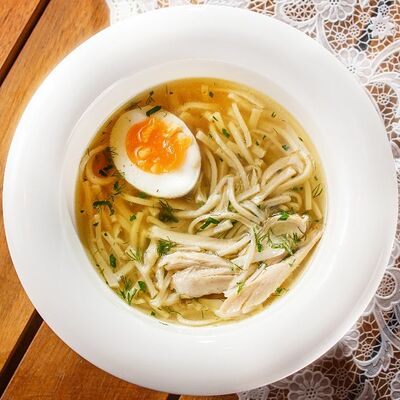 Куриный бульон с домашней лапшой, филе цыплёнка и яйцом в Лентяйка по цене 130 ₽