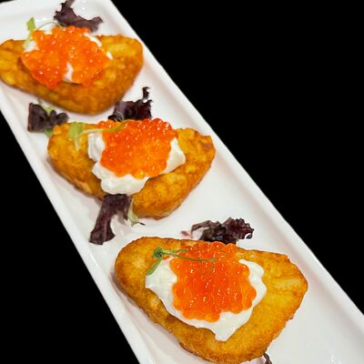 Драники со сметаной и икрой в Навруз по цене 710 ₽